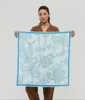Carré foulard bleu à motif floral présenté déployé, Princesse & Dragon Montréal