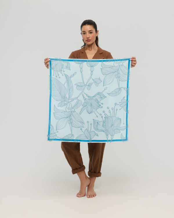 Carré foulard bleu à motif floral présenté déployé, Princesse & Dragon Montréal