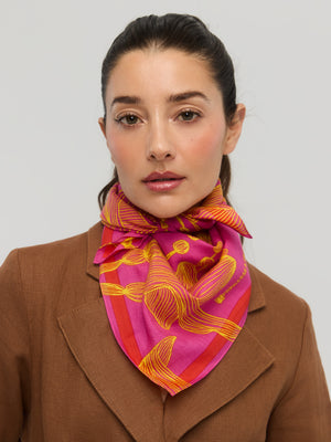 Carré foulard rose orange en coton et soie porté autour du cou, Princesse & Dragon Montréal