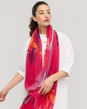 Foulard floral rouge en coton et soie porté autour du cou, Princesse & Dragon Montréal
