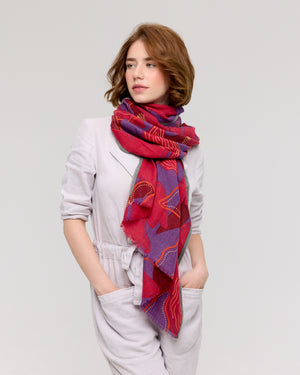 Merino wool scarf with floral pattern, in red, violet, and burgundy, with chevron border and polka dots on petals, handmade by Princesse & Dragon. Feminine and refined accessory.