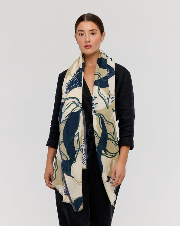 Merino scarf with a floral pattern and chevron texture in blue, white, and beige, handcrafted by Princesse & Dragon. Features polka dots on petals for added detail and contrast.