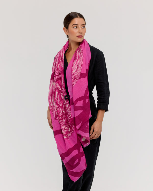 Foulard en laine mérinos avec motif de chouette, design animalier appliqué à la main dans des tons riches de rose. Accessoire féminin et sophistiqué, fabriqué par Princesse & Dragon.