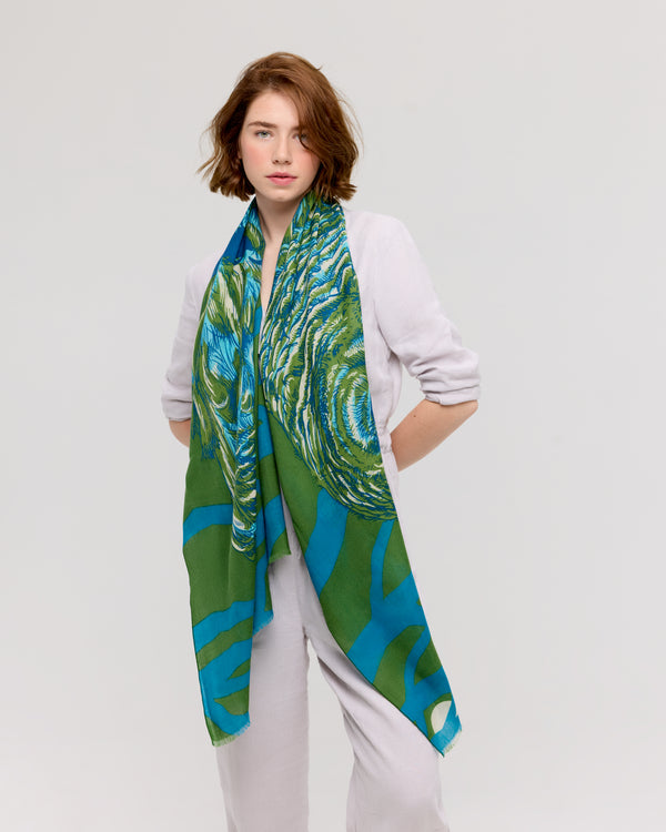 Foulard en laine mérinos avec motif de chouette, design animalier appliqué à la main dans des tons riches de vert et de bleu. Accessoire élégant et féminin, fabriqué par Princesse & Dragon.