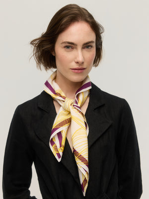 Foulard carré en soie et coton blanc à motif floral jaune dessiné au trait, bordure violet prune, noué sur le devant du cou, Princesse & Dragon