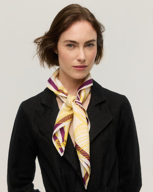 Foulard carré en soie et coton blanc à motif floral jaune dessiné au trait, bordure violet prune, noué sur le devant du cou, Princesse & Dragon