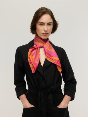 Foulard carré en soie et coton rose fuchsia à motif floral jaune dessiné au trait, bordure orangée, noué au cou, Princesse & Dragon