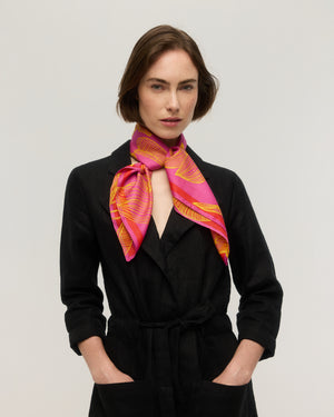 Foulard carré en soie et coton rose fuchsia à motif floral jaune dessiné au trait, bordure orangée, noué au cou, Princesse & Dragon