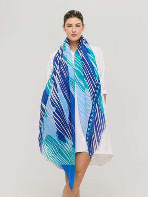 Foulard graphique en coton bleu et turquoise porté autour du cou Princesse & Dragon Montréal