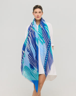 Foulard graphique en coton bleu et turquoise porté autour du cou Princesse & Dragon Montréal