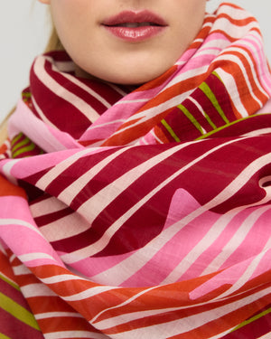 Détail du foulard à motif graphique rouge, rose et orange imprimé sur coton, Princesse & Dragon Montréal
