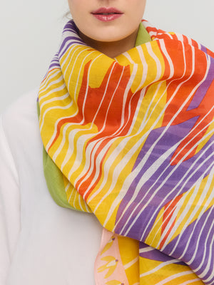 Détail du foulard à motif abstrait jaune, violet et orange en coton, Princesse & Dragon Montréal