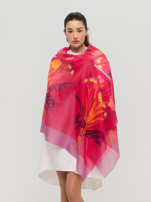 Detail of the red and orange floral print on cotton silk, Princesse & Dragon Montréal
