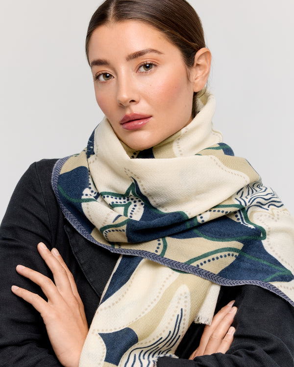 Foulard en laine mérinos avec motif floral, tissage en chevron, bleu, blanc et beige, fabriqué à la main par Princesse & Dragon. Détail de pois sur les pétales, apportant contraste et élégance.