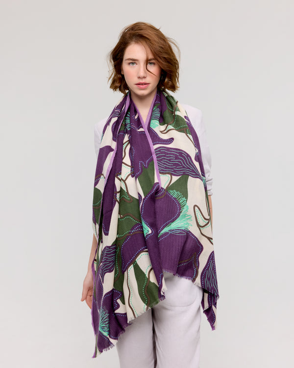 Foulard en laine mérinos avec motif floral, couleurs kaki, violet et crème, bordure à chevrons et détails de pois, fabriqué à la main par Princesse & Dragon. Accessoire élégant et féminin.