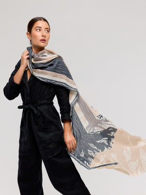 Foulard en laine mérinos doux et léger, dans des tons anthracite et beige avec motif inspiré des forêts québécoises. Fait à la main, idéal pour l’hiver et les soirées fraîches.