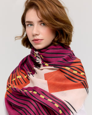 Foulard en laine mérinos avec motifs géométriques orange et violet, couleurs appliquées à la main, fabriqué par Princesse & Dragon. Accessoire chic et léger, idéal pour les saisons fraîches