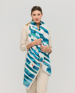 Foulard graphique bleu turquoise en lin et coton porté autour du cou, Princesse & Dragon Montréa