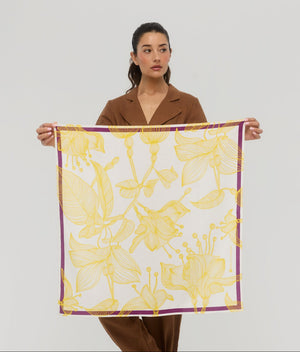 Carré floral jaune et blanc présenté déployé, Princesse & Dragon Montréal