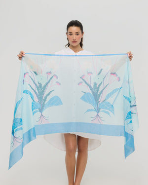 Grand foulard bleu à motif floral tenu déployé, Princesse & Dragon Montréal