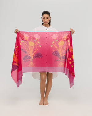 Grand foulard rouge à motif de fleurs tenu déployé, Princesse & Dragon Montréal