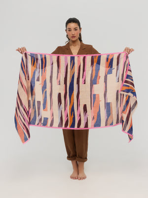 Foulard graphique multicolore présenté déployé, Princesse & Dragon Montréal