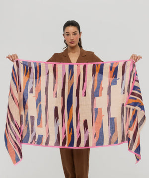 Foulard graphique multicolore présenté déployé, Princesse & Dragon Montréal