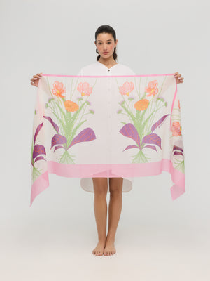 Grand foulard floral en coton soie tenu déployé, Princesse & Dragon Montréal