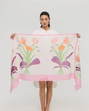 Grand foulard floral en coton soie tenu déployé, Princesse & Dragon Montréal