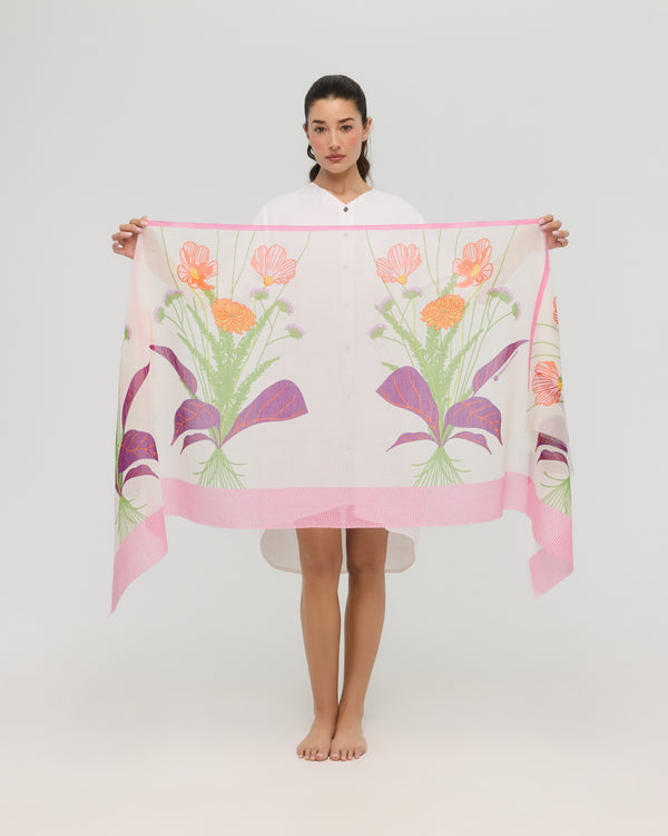 Grand foulard floral en coton soie tenu déployé, Princesse & Dragon Montréal