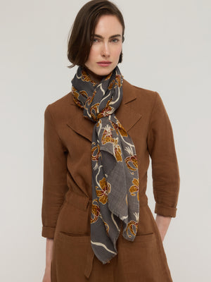 Grande écharpe femme en laine mérinos gris à fleurs ocre