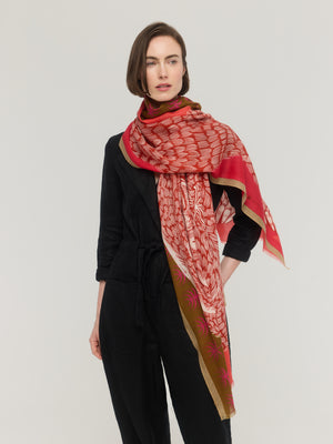 Grande écharpe femme en laine mérinos rouge à motif d’ours