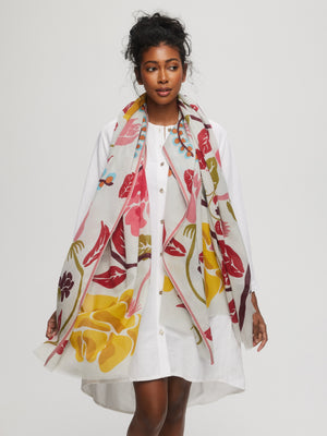 Foulard en voile de coton Le Baie-Mahault, motif floral rose et jaune sur fond blanc, format 100 x 200 cm, imprimé à la main.