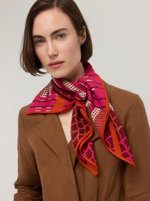 Carré femme en laine mérinos rose et orange à motif graphique