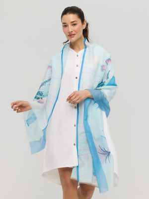 Foulard floral bleu en coton et soie porté autour du cou, Princesse & Dragon Montréal