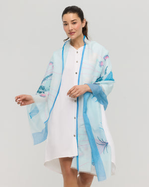 Foulard floral bleu en coton et soie porté autour du cou, Princesse & Dragon Montréal