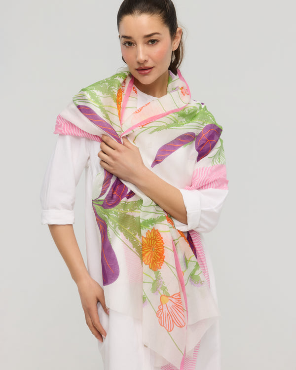Foulard floral en coton et soie à fleurs orange porté autour du cou, Princesse & Dragon Montréal