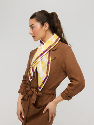 Carré foulard jaune et blanc en coton et soie porté autour du cou, Princesse & Dragon Montréal