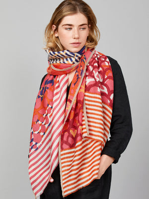 foulard-orange-rose-laine-mérinos-fait-main-relief-subtil-motif-chevron-porté-avec-style