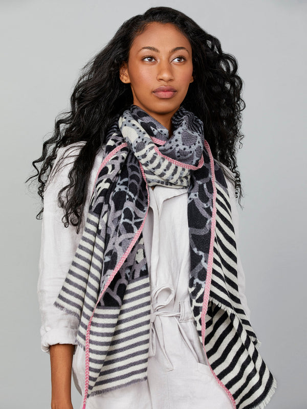foulard-noir-gris-laine-mérinos-fait-main-relief-subtil-motif-chevron-porté-avec-style