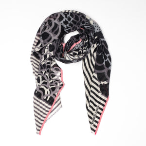 foulard-laine-mérinos-noir-gris-écharpe-Céleste-relief-chevron-motif-coloré-enroulé