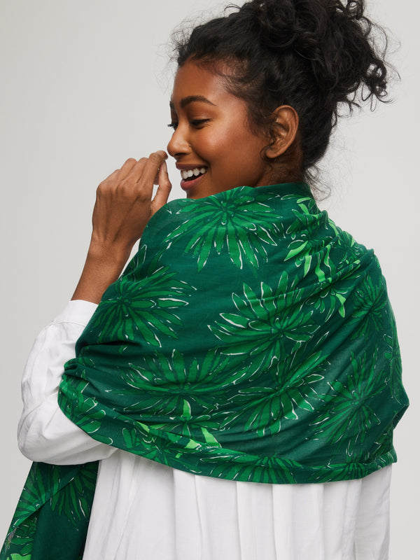 Foulard-vert-voile-coton-motif-fleuri-porté-dos-étole-accessoire-mode-été-paréo-élégance