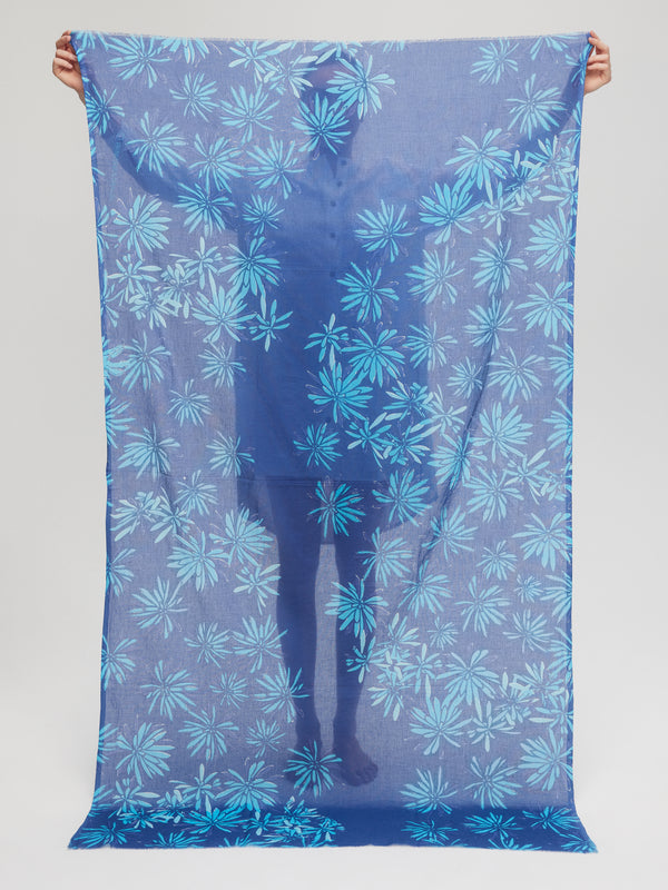 Foulard-bleu-voile-coton-motif-fleuri-accessoire-mode-été-paréo-pleine-longueur