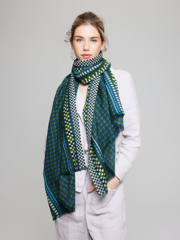 Foulard en laine mérinos avec motif à carreaux, dans des tons vert forêt, bleu et bleu ciel, imprimé à la main, pour un look chic et élégant. Accessoire polyvalent pour femmes et hommes, fabriqué par Princesse & Dragon.