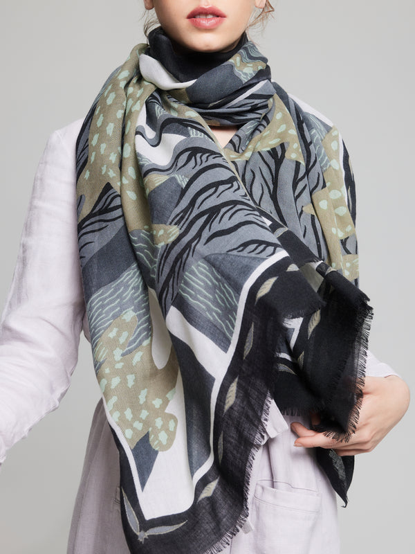 Merino scarf featuring stylized cats in black, gray, khaki, and green accents, handcrafted by Princesse & Dragon. Adds originality and sophistication to any outfit.